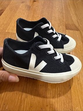 Veja Kids Black and White Low-Top Sneakers